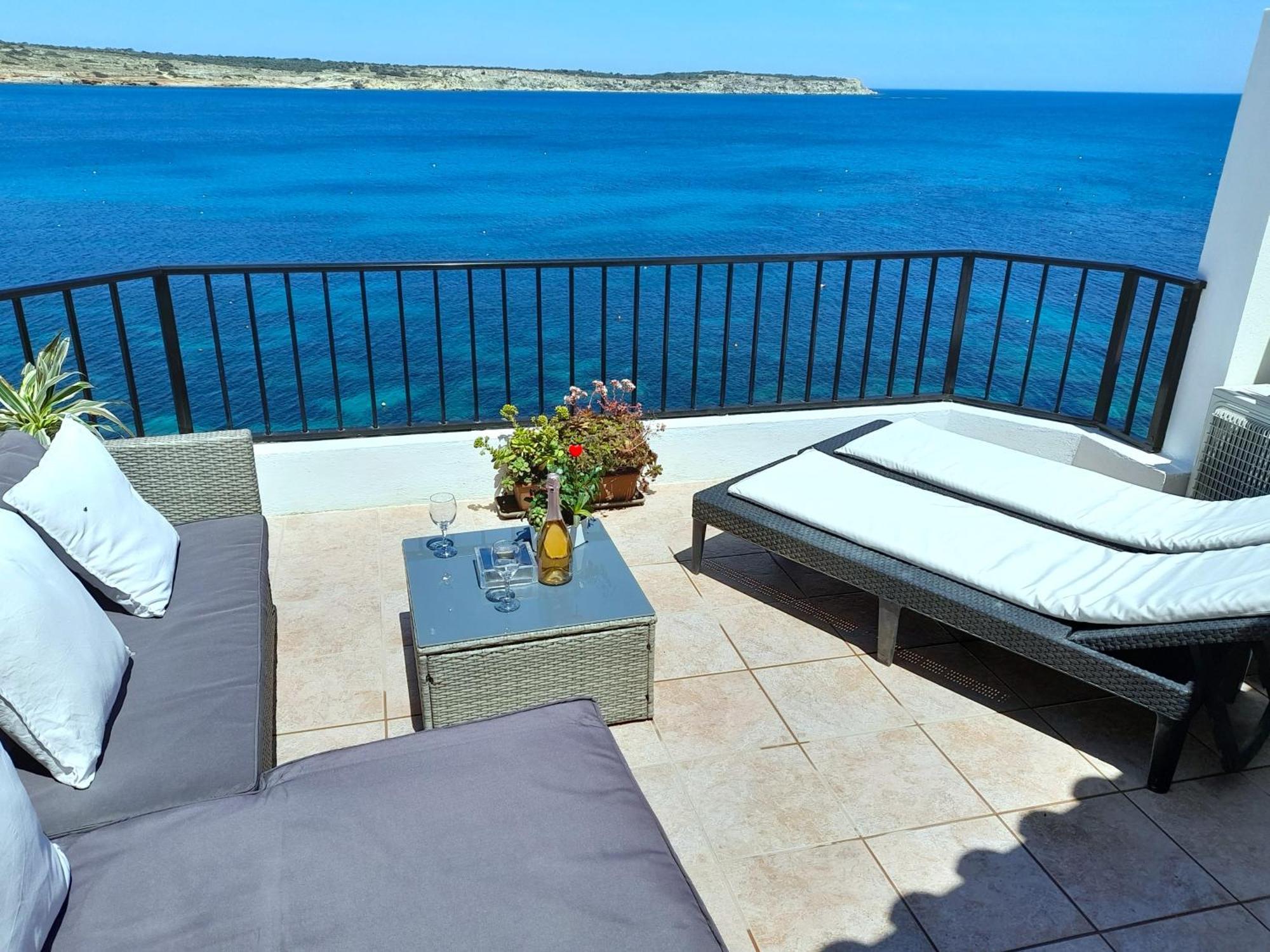 Seafront Apartment Terrace, Lounger & Panoramic Ocean Views Mellieħa Chambre photo
