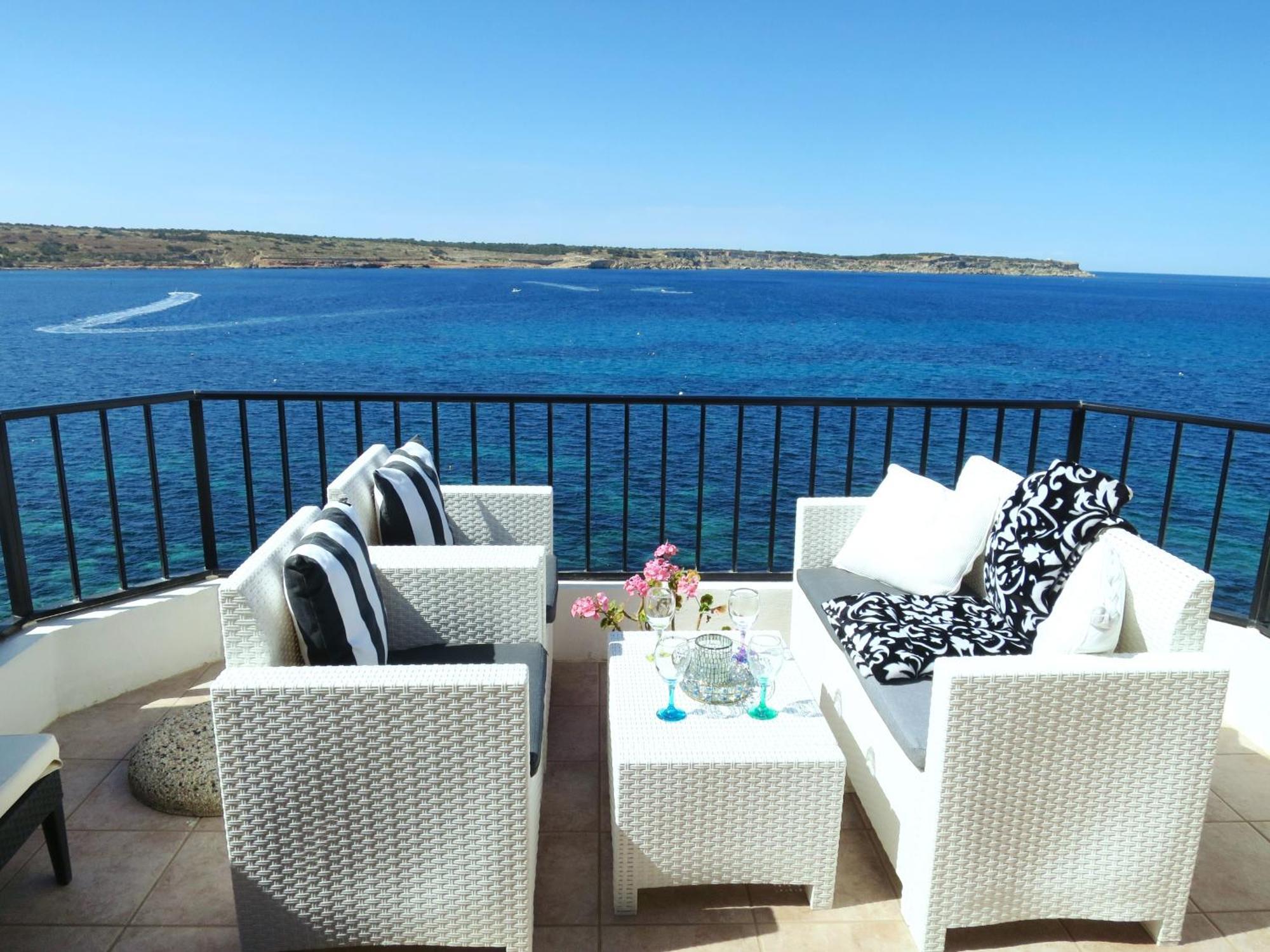 Seafront Apartment Terrace, Lounger & Panoramic Ocean Views Mellieħa Extérieur photo