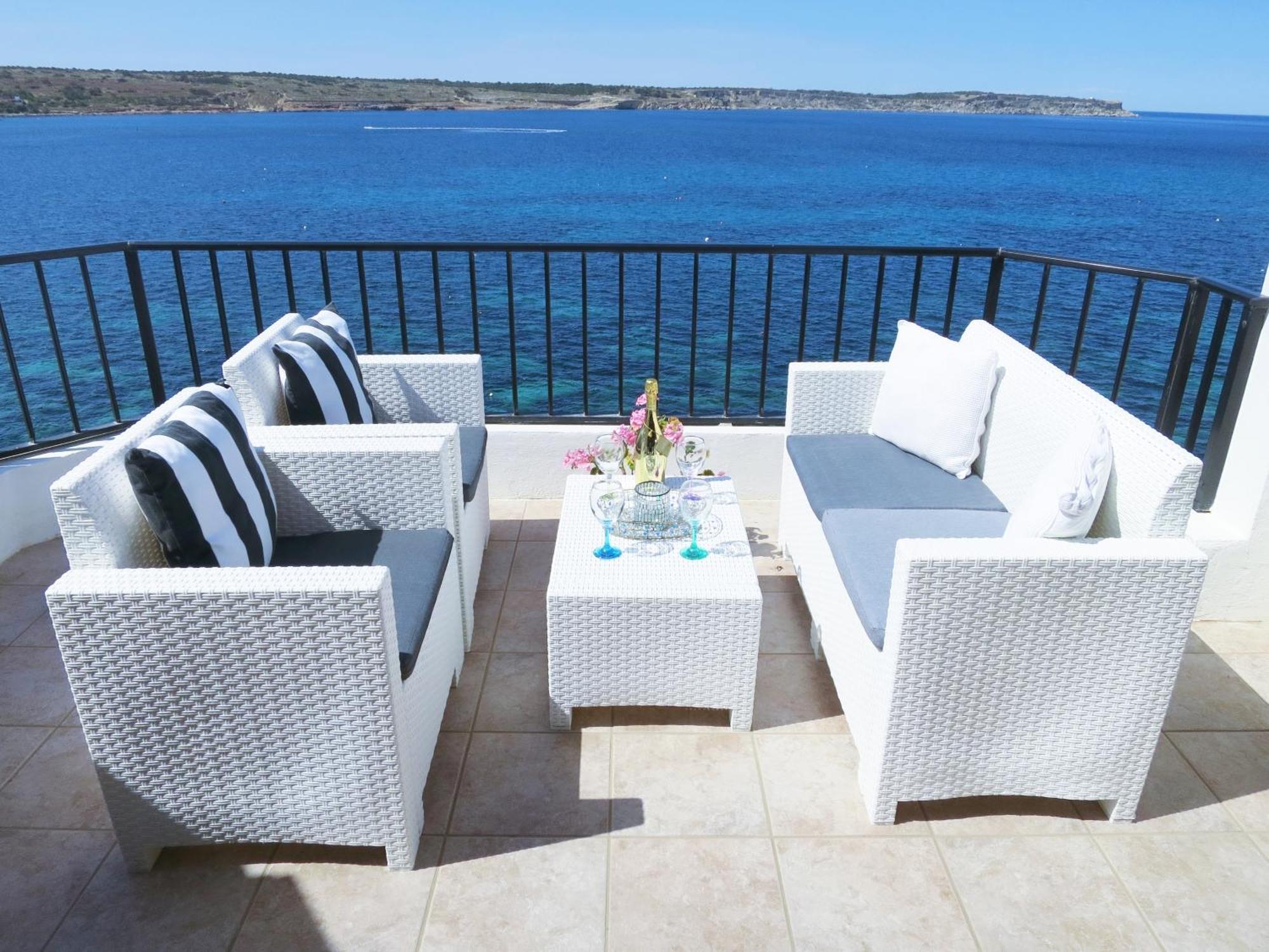 Seafront Apartment Terrace, Lounger & Panoramic Ocean Views Mellieħa Extérieur photo
