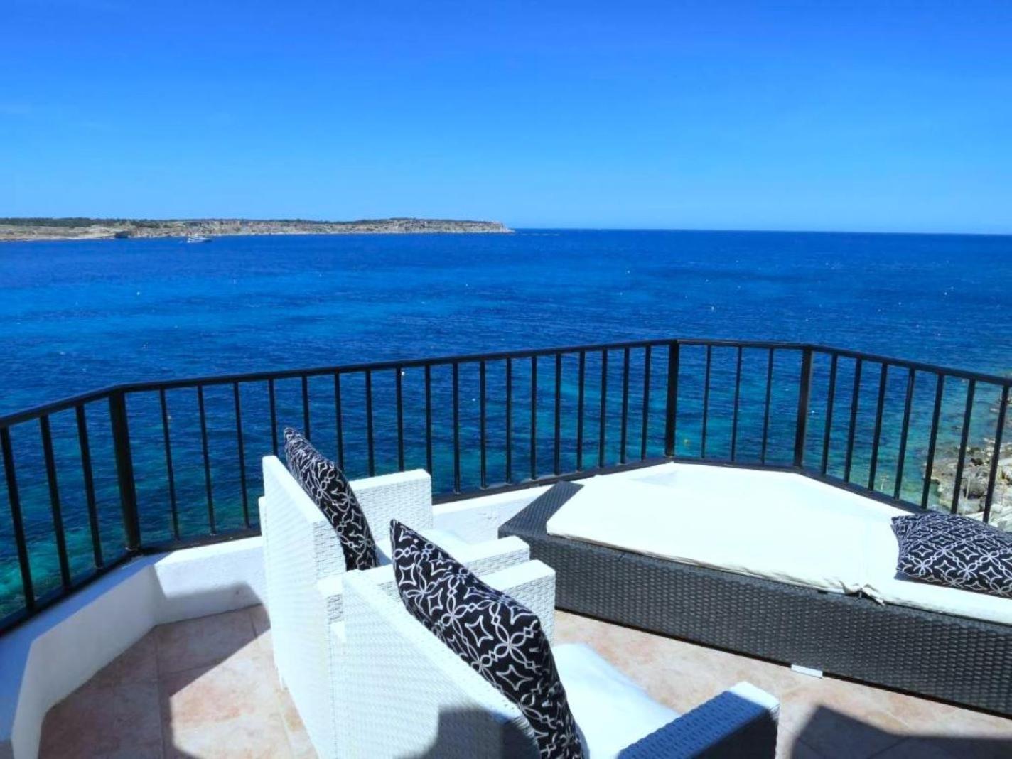 Seafront Apartment Terrace, Lounger & Panoramic Ocean Views Mellieħa Extérieur photo