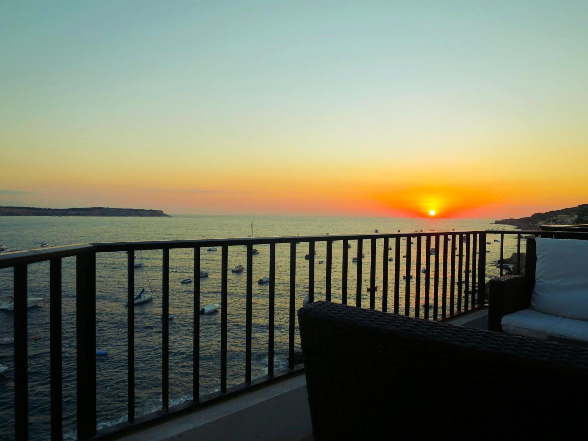 Seafront Apartment Terrace, Lounger & Panoramic Ocean Views Mellieħa Chambre photo