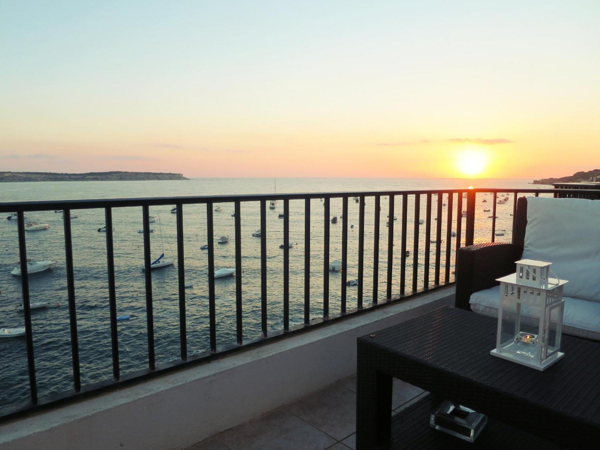 Seafront Apartment Terrace, Lounger & Panoramic Ocean Views Mellieħa Extérieur photo