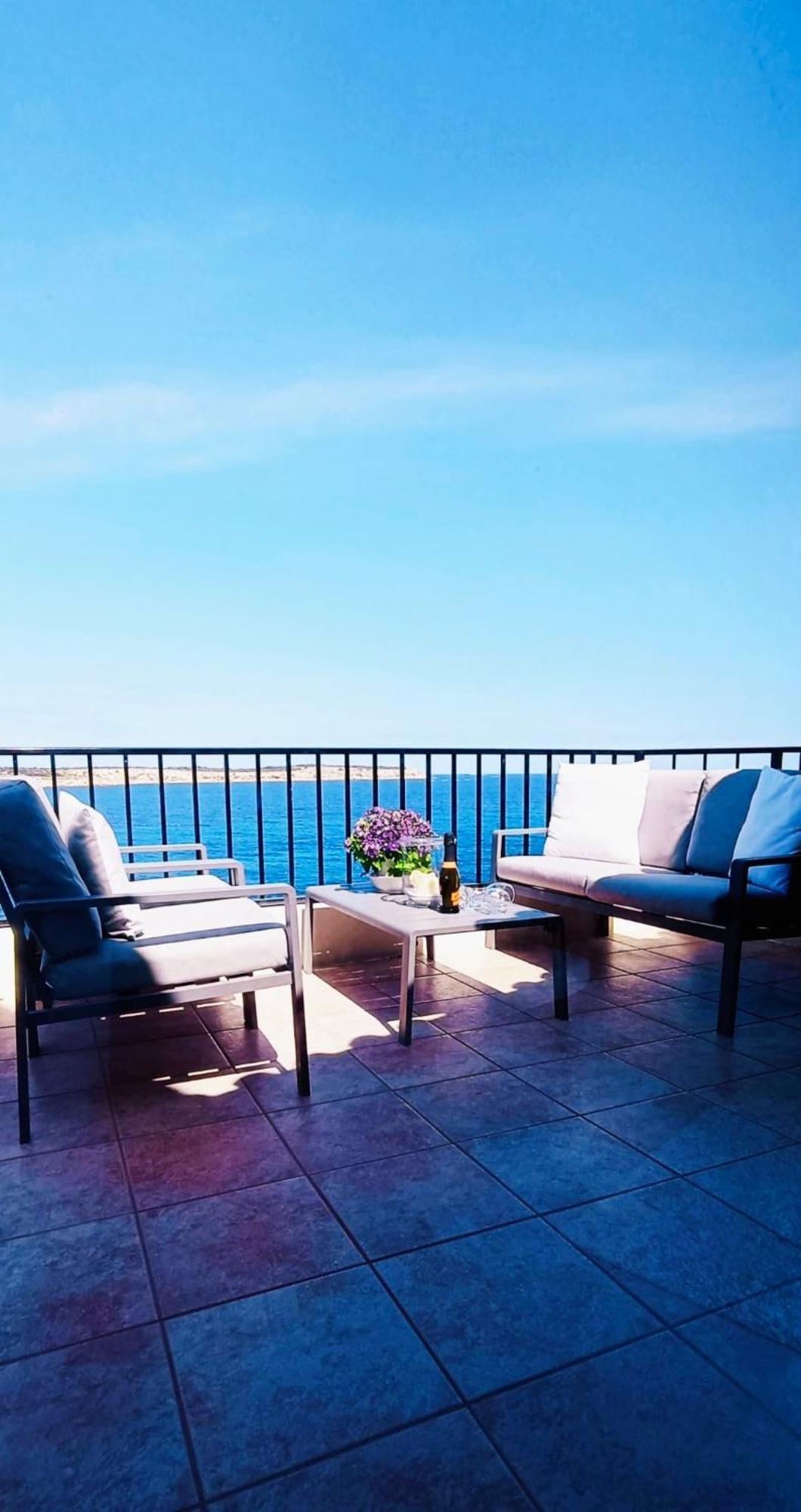 Seafront Apartment Terrace, Lounger & Panoramic Ocean Views Mellieħa Extérieur photo